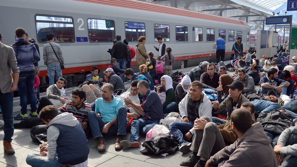 Migranten warten am Mittwoch, 16. September 2015, am Salzburger Bahnhof.