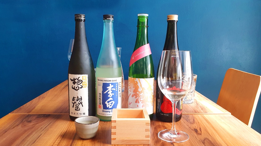 Verschiedene Sake Sorten auf einem Tisch.