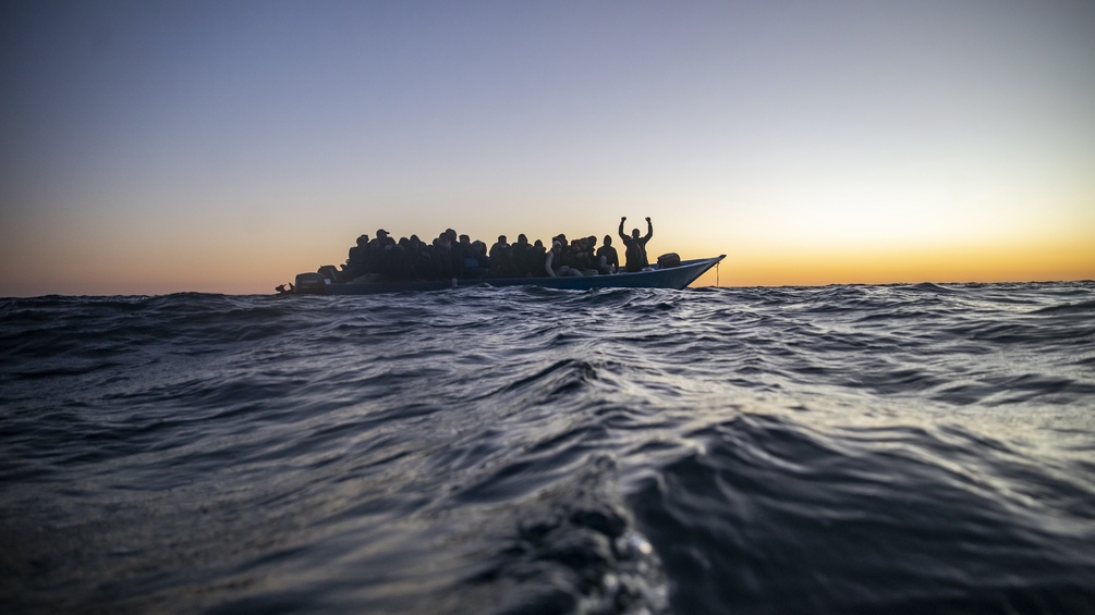 Flüchtlinge in einem Boot auf hoher See