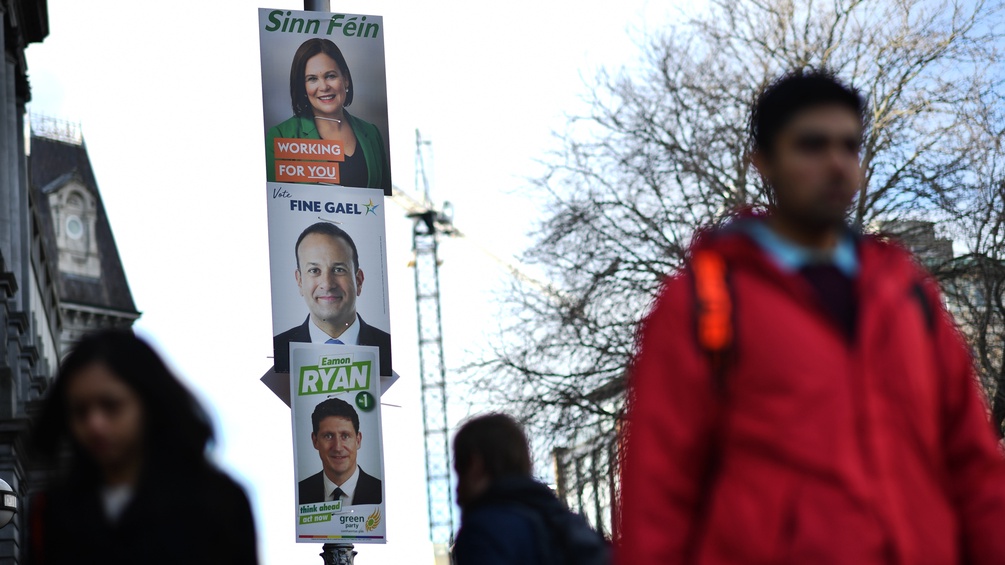 Wahlplakate hängen in Irland auf einer Strasse