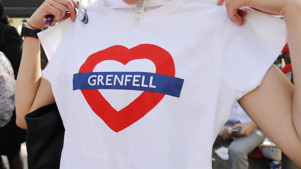 T-Shirt mit dem Aufdruck "Grenfell" im Form des Londoner U-Bahn-Logos