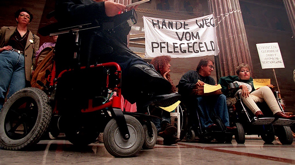 Vertreter von Behindertenorganisationen, unter ihnen die Grüne Behindertensprecherin Theresia Haidlmayr, besetzten die Säulenhalle des Parlaments in Wien, 1995.