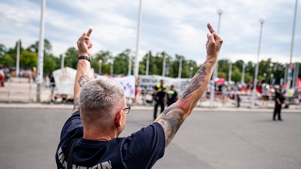 Rammstein-Fan zeigt Mittelfinger