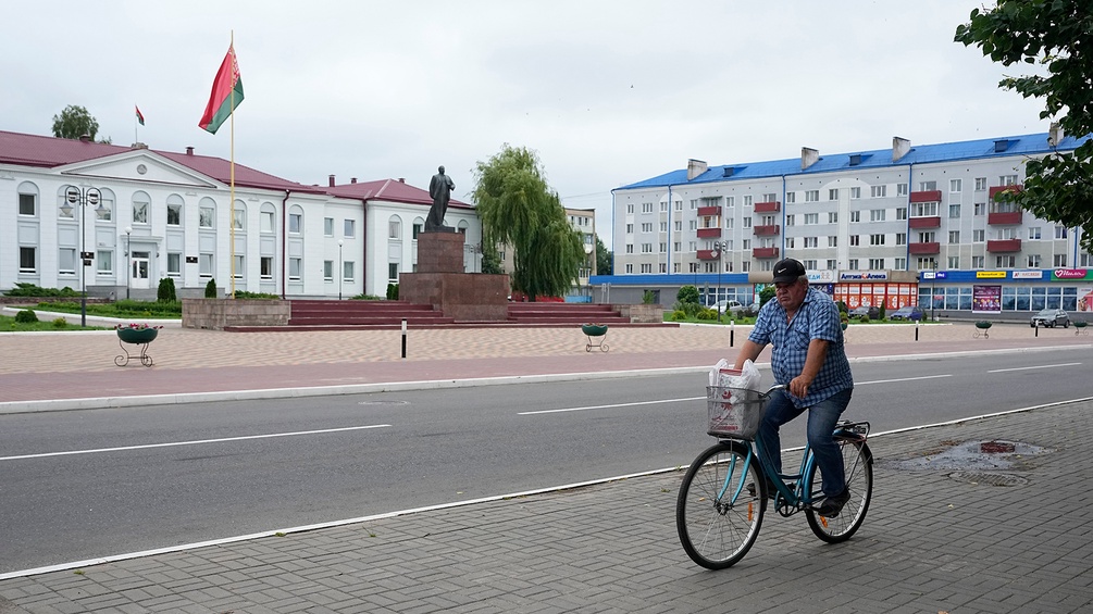 Mann radelt in einer Stadt in Belarus