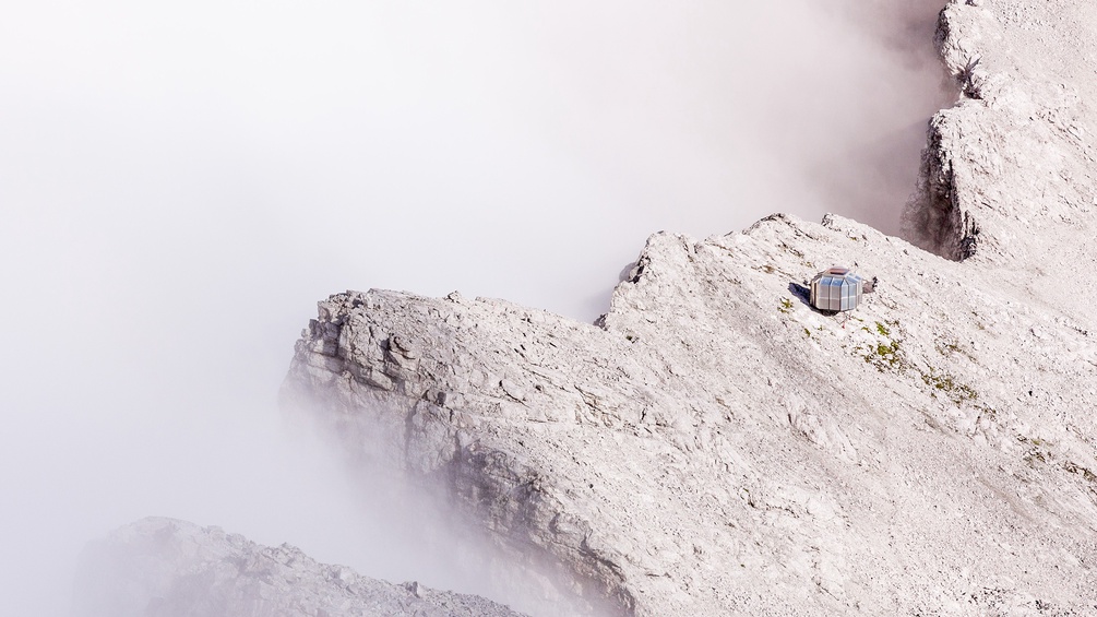 PICTUREDESK.COM/LOOKPHOTOS/JULIAN BÜCKERS Biwakhütte im Nebel