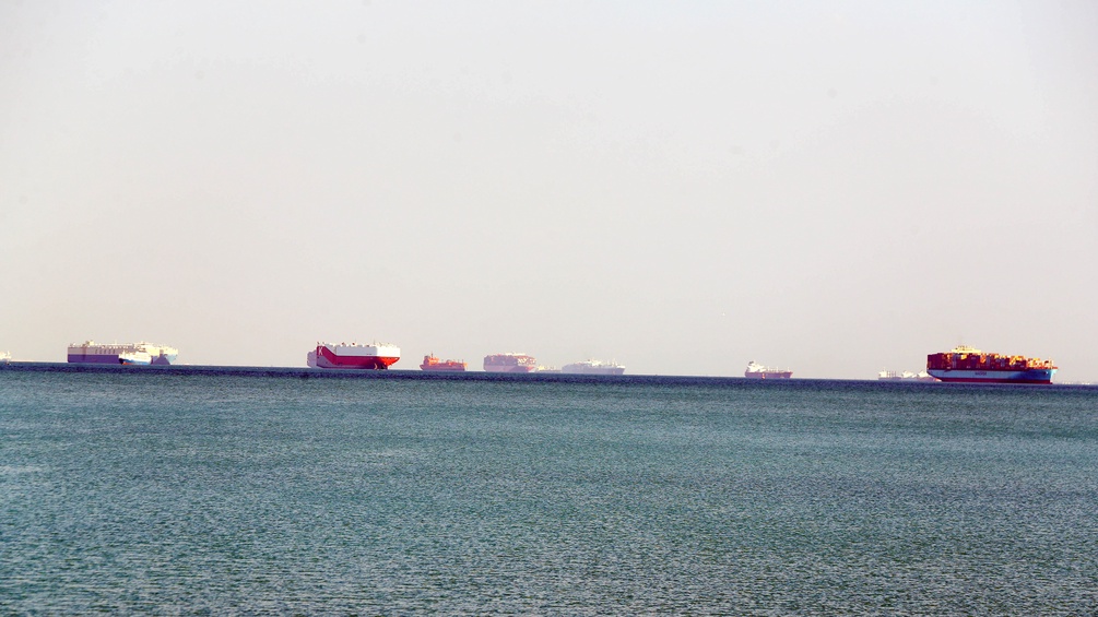Schiffe warten um den Suez-Kanal zu passieren