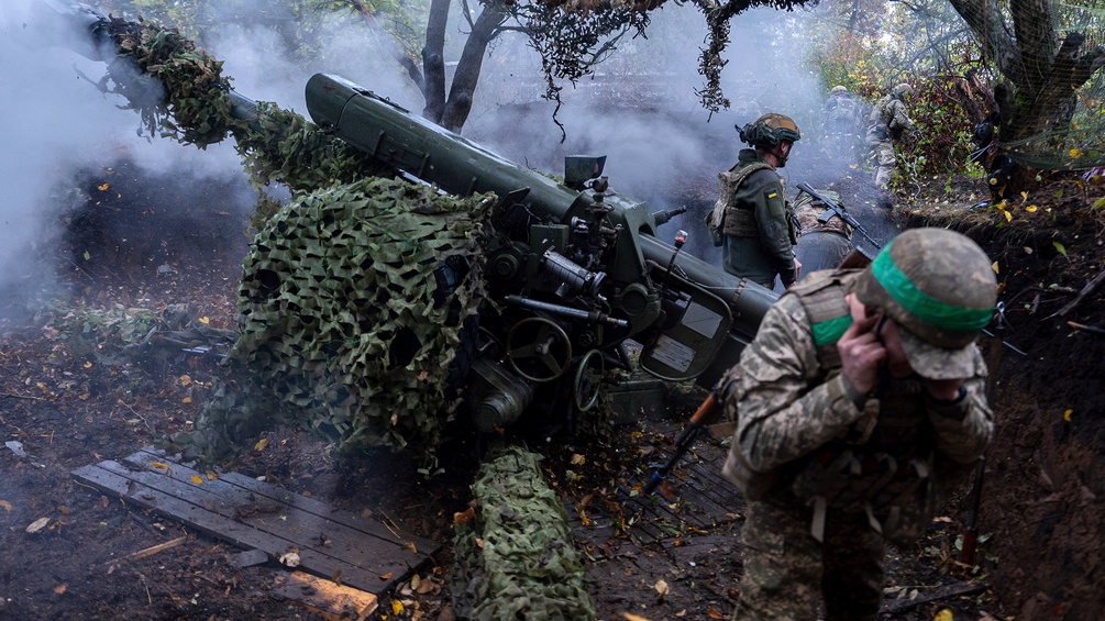 Ukrainische Haubitze und Soldaten