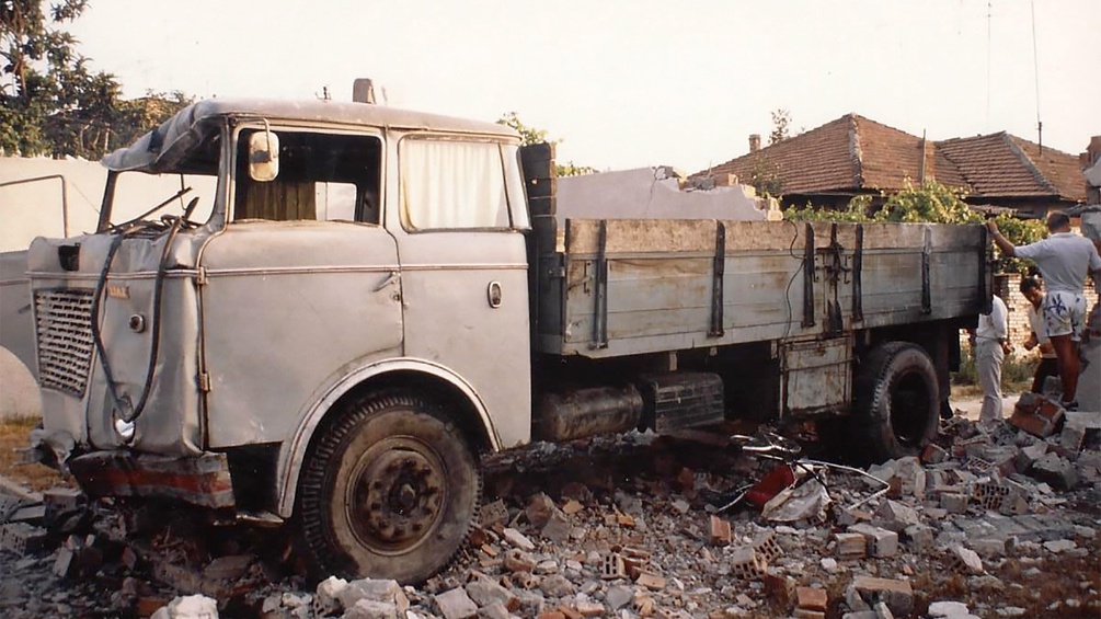 LKW nach Mauerdurchbruch, Tirana, Juli 1990