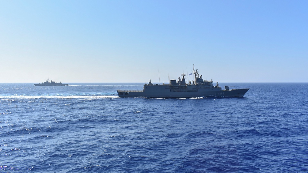 Zwei griechische Militärsschiffe währrend einer Übung.