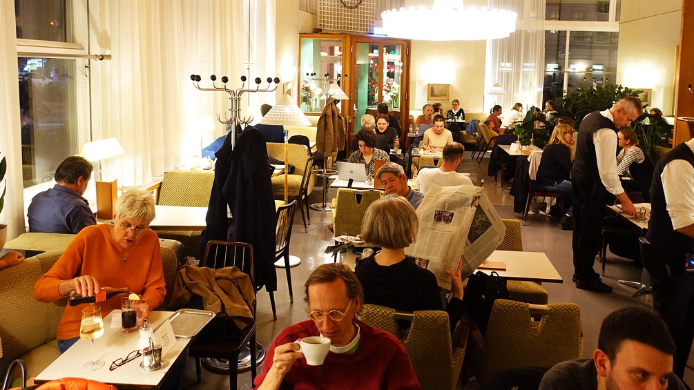 Gäste im Cafe Prückel