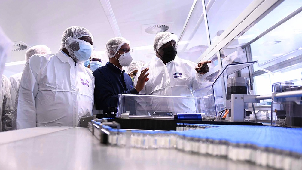 Der Präsident Südafrikas Cyril Ramaphosa in einem pharmazeutischen Betrieb in Südafrika