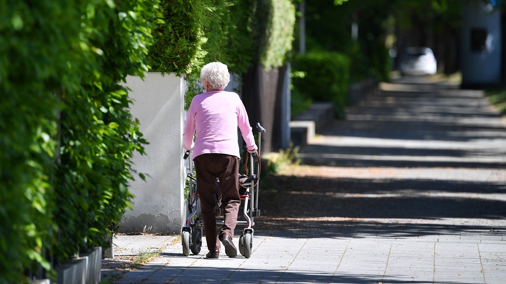 Alte Dame unterwegs mit Rollator