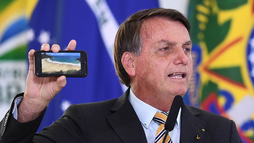 Jair Bolsonaro hält ein Smartphone in der Hand