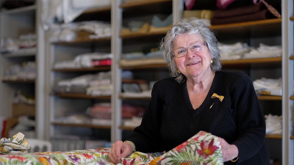 Wäschehändlerin Frau Vanicek in ihrem Geschäft "Zur Schwäbischen Jungfrau"