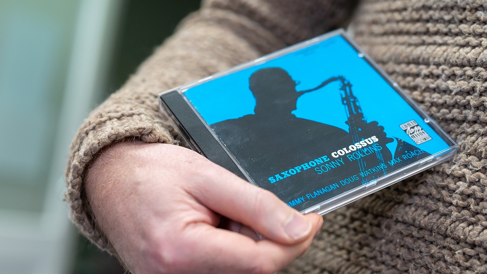 Andreas Felber hält CD "Saxophone Colossus" in der Hand