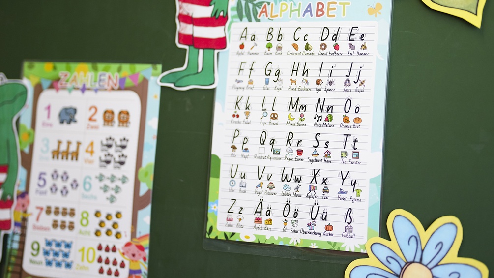 Alphabet auf einer Tafel in einer Schulklasse