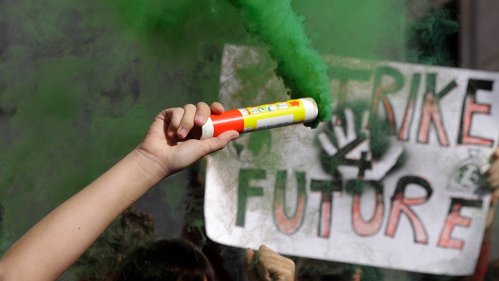 Fridays for Future, Demonstrantinnen mit Rauchstab