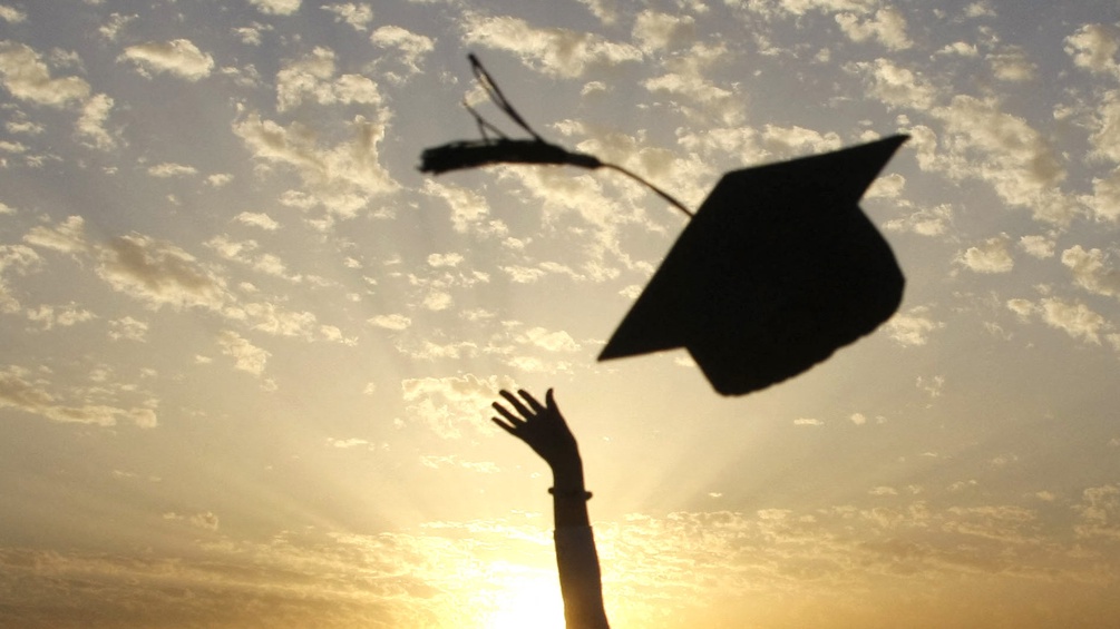 APA/AFP/JAAFAR ASHTIYEH Graduationsfeier; fliegender Studentenhut