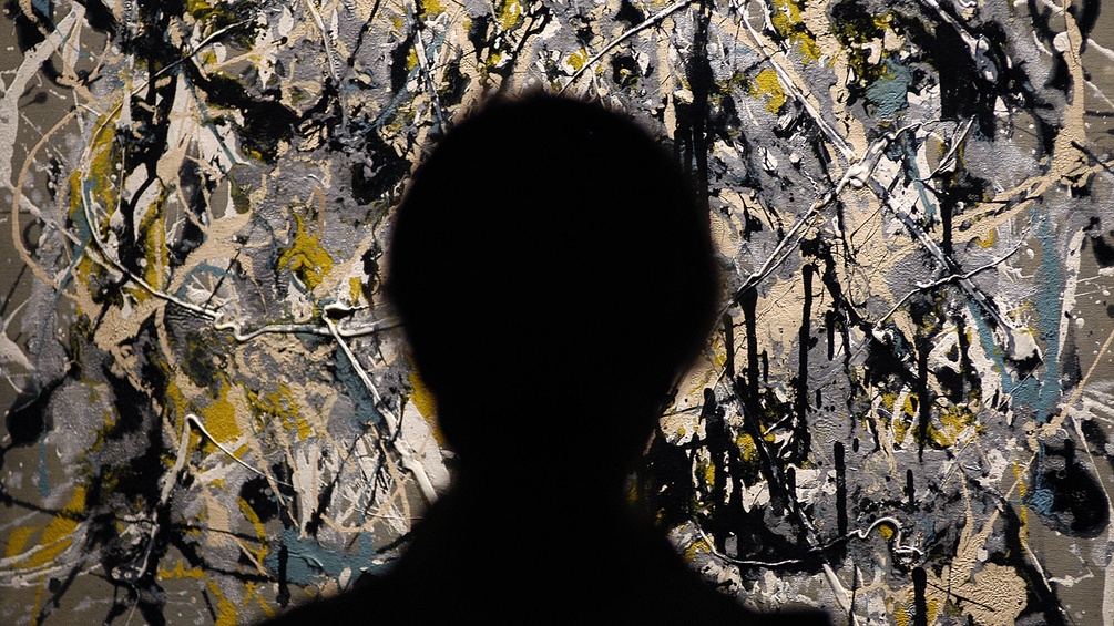 Silhouette vor Jackson-Pollock-Gemälde