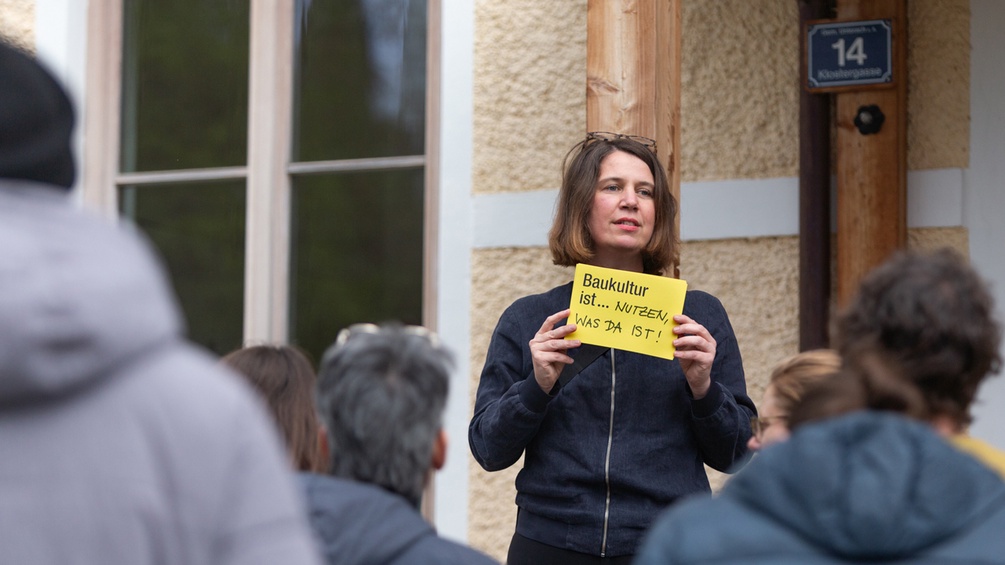 Anneke Essl hält ein Schild in der Hand
