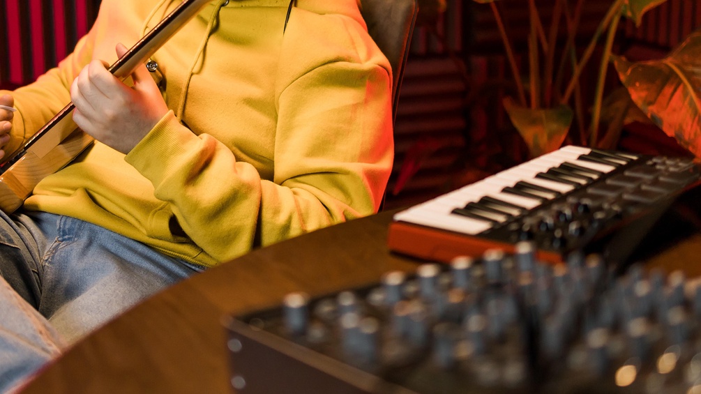 Musiker nimmt zuhause Musik auf, Mischpult, Keyboard