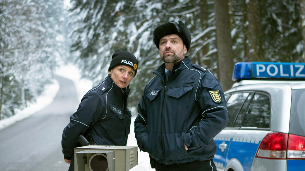 Die Ortspolizisten Elli (Christina Große) und Jörn Brunner (Juergen Maurer) haben den Verdacht, dass man ihnen nicht das allerneueste Modell eines Radargeräts geliefert hat …