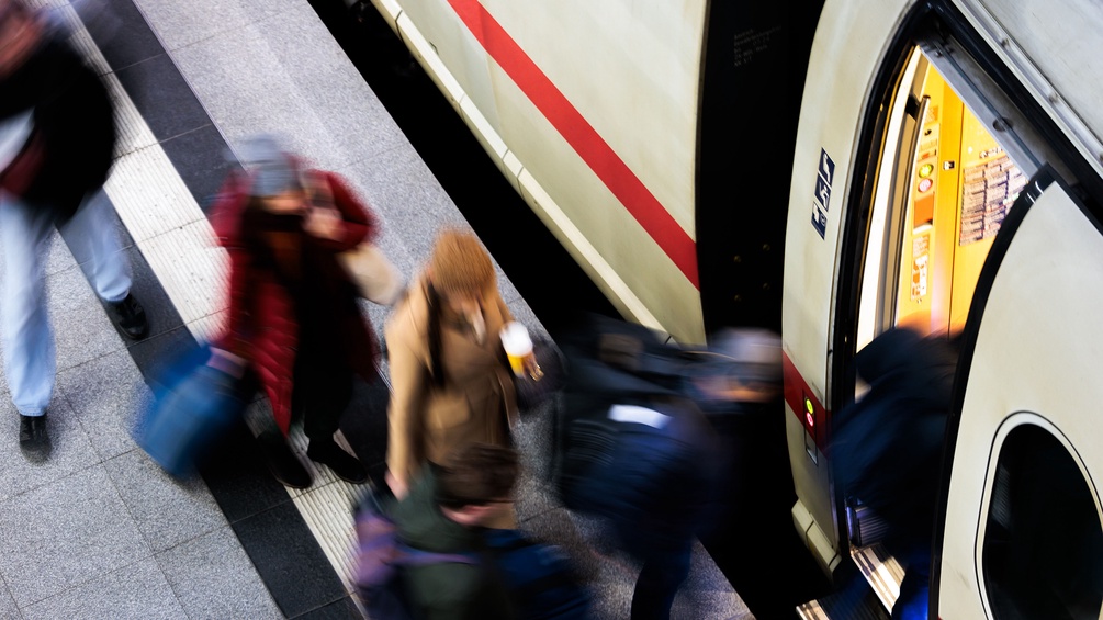 Passagiere steigen in einen ICE in Deutschland