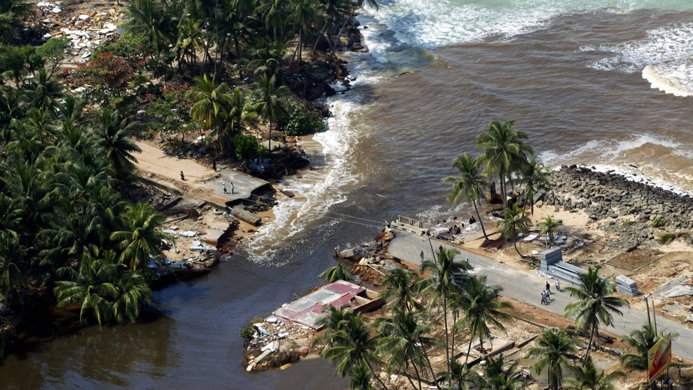 Zerstörte Straße nach Tsunami, 2004