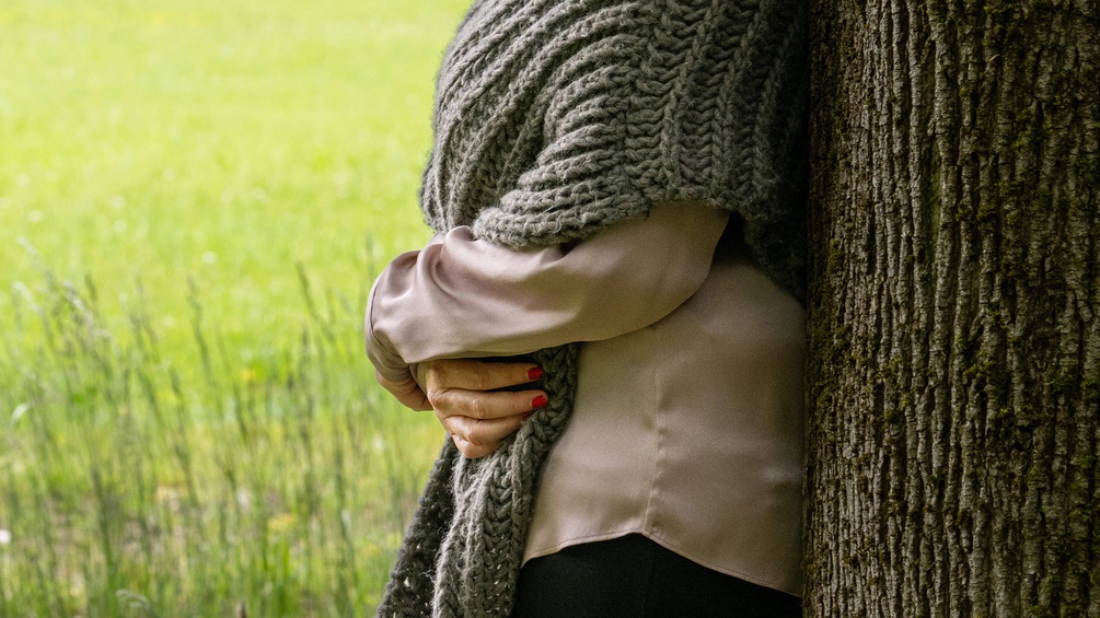 Oberkörper einer nachdenklichen Frau