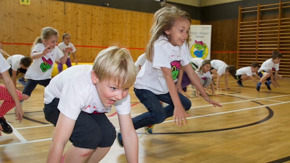 Kinder beim Sportunterricht im Turnsaal