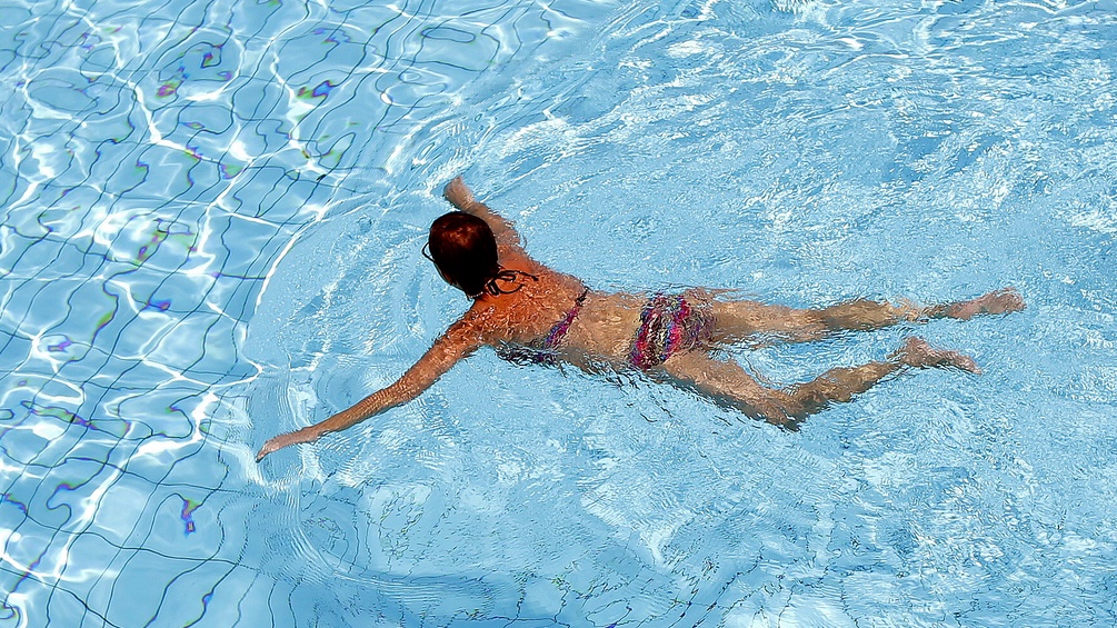 Eine Frau schimmt in einem Schwimmbecken des Laabergbades in Wien