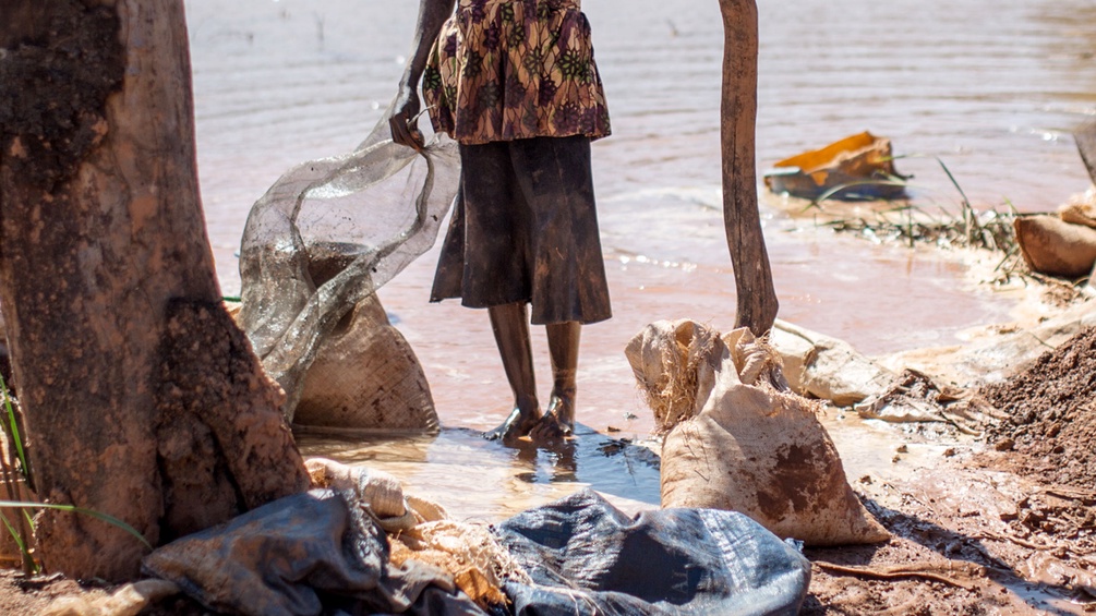Afrikanische Frau an einem Fluss