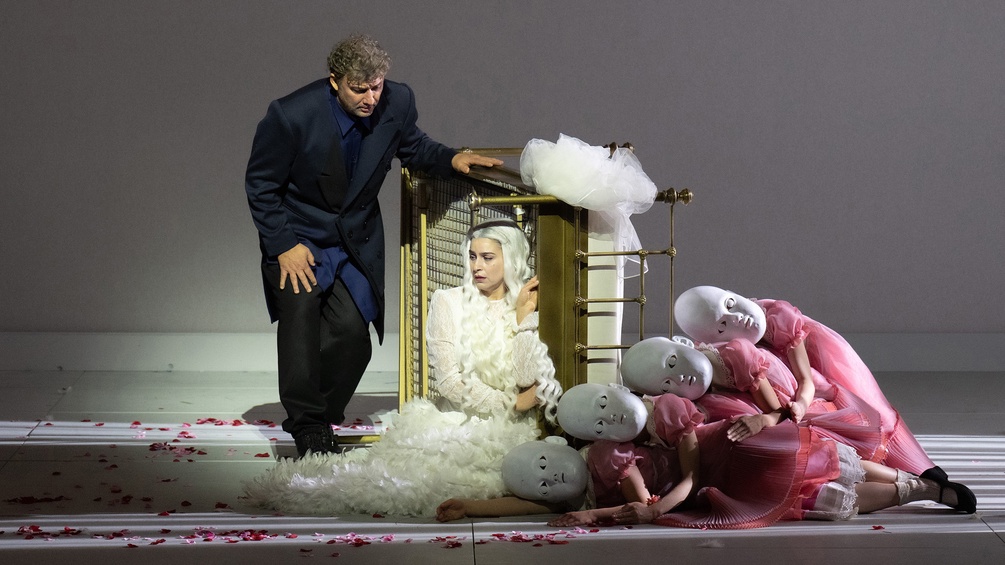 Asmik Grigorian (Turandot), Jonas Kaufmann (Calaf) und Ensemble im Rahmen einer Fotoprobe von Giacomo Puccinis "Turandot" in der Wiener Staatsoper. 