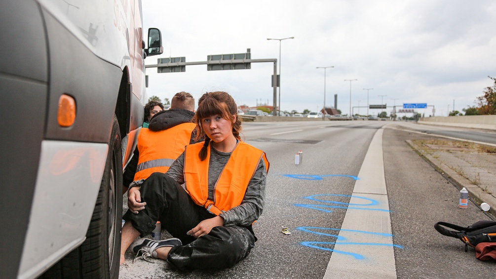 Aktivist:innen der letzten Generation blockieren eine Autobahn