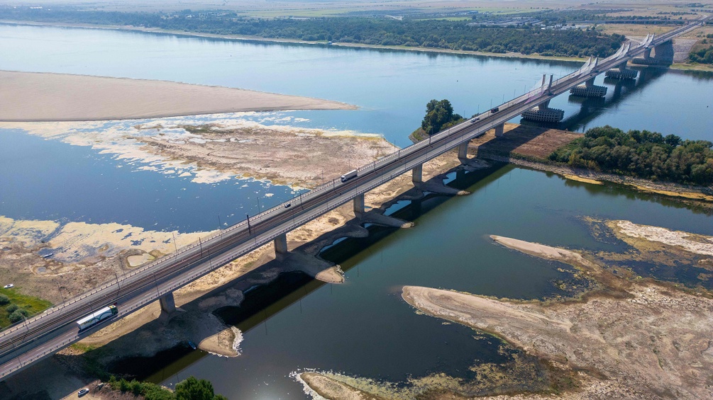 Brücke über die Donau in Bulgarien: niedriger Wasserstand