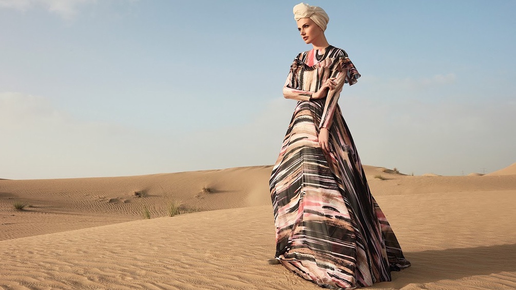 “Desert Dream” ensemble (evening gown, shawl, and turban), Spring/Summer 2018  Polyester chiffon, Courtesy of RAŞIT BAĞZIBAĞLI and MODANISA