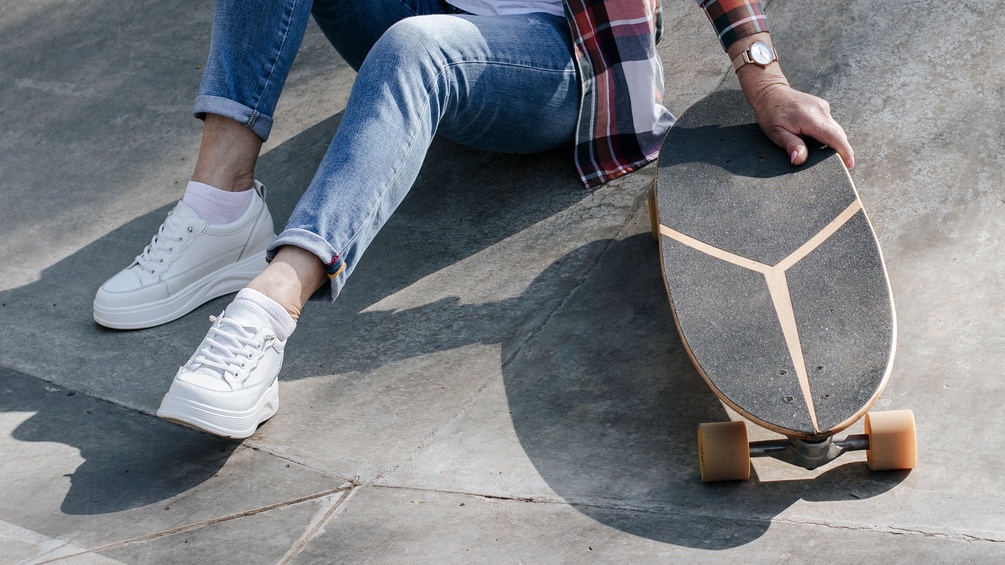 Frau mit Skateboard