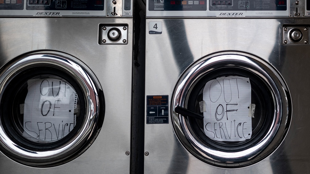 Waschmaschinen mit "Out of Service" beschriftet.
