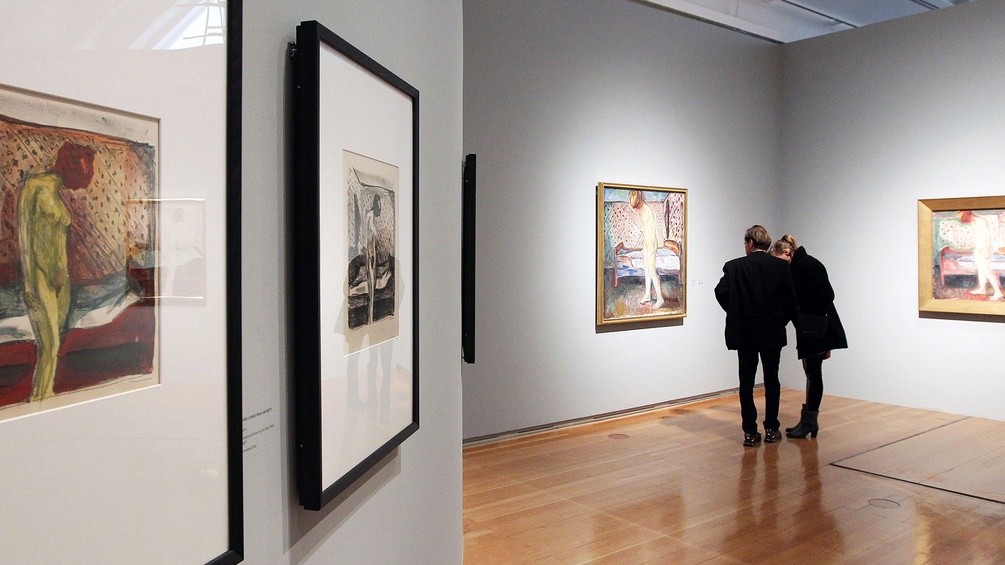 Ein Paar in einer Ausstellung von Edvard Munch