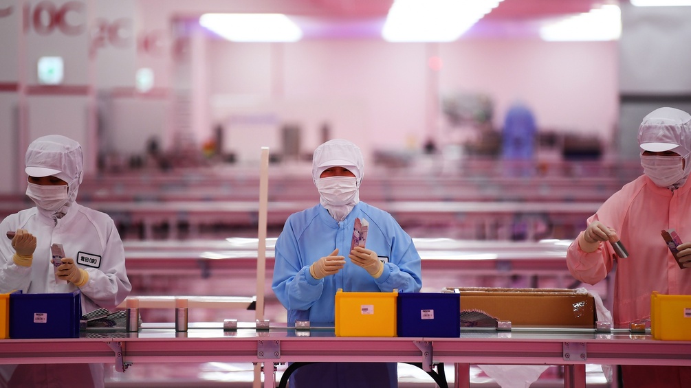 Arbeiterinnen in einer Make-up Fabrik in Japan