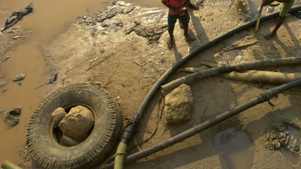 Reifen im Matsch, Fluss in Angola