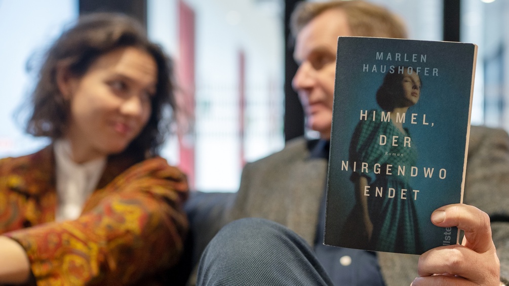 Antonia und Günther und das Buch "Himmel, der nirgendwo endet" von Marlen Haushofer.