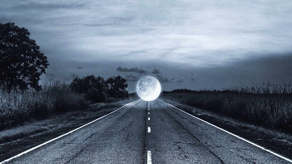 Der Mond über einer Straße
