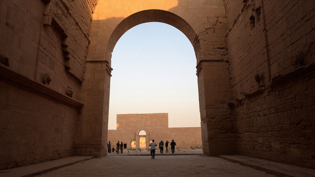 Touristen besuchen die antike Stadt Hatra, Irak