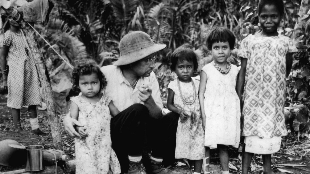 Missionar mit Kindern, 1944