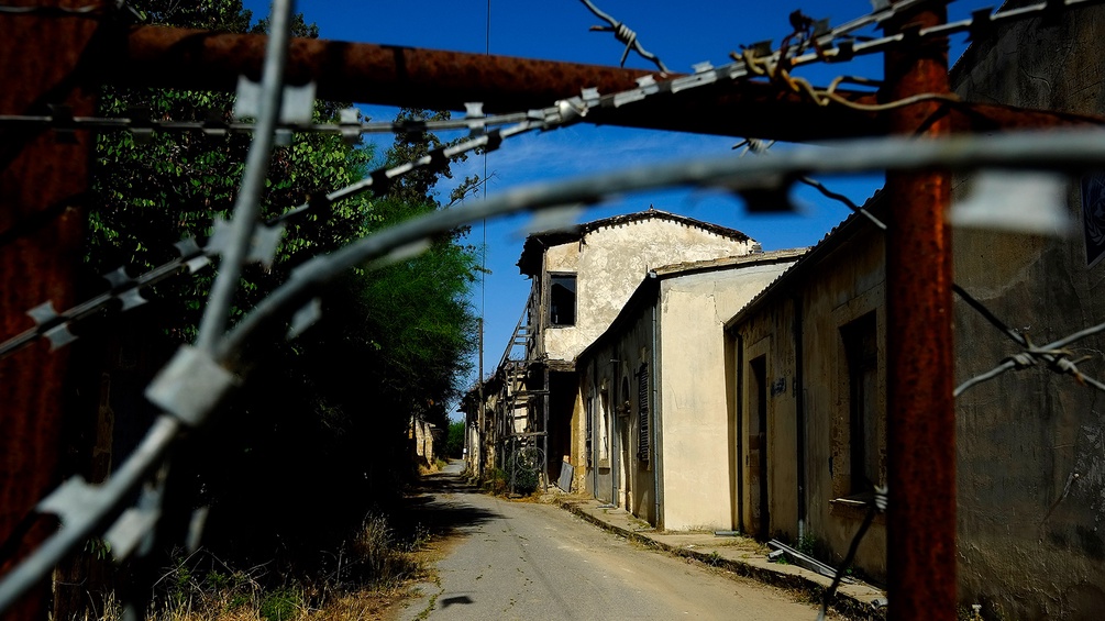 Stacheldraht in Zypern, Verlassende Gebäude