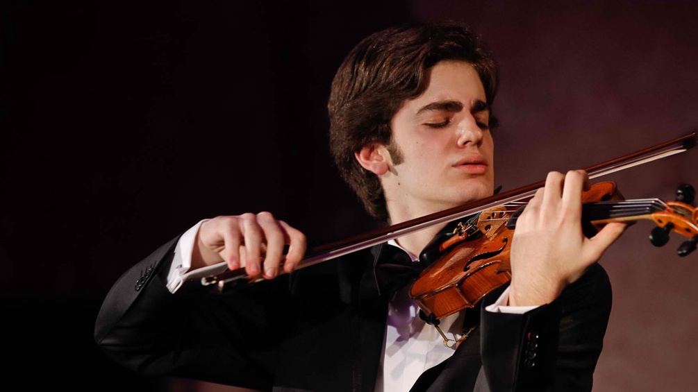 Emmanuel Tjeknavorian spielt Geige.