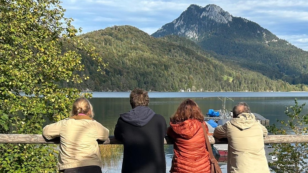 Vier Menschen blicken auf den See