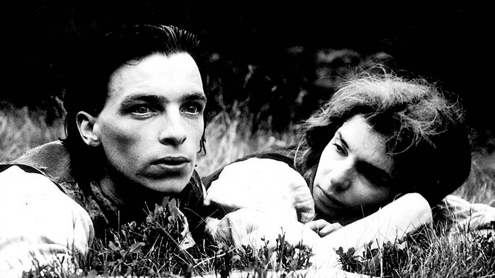 Filmszene "Schlafes Bruder": André Eisermann und Dana Vavrova liegen im Gras