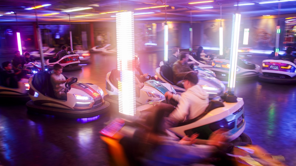 PICTUREDESK.COM/ALEX HALADA Jugendliche beim Autodrome-Fahren im Prater